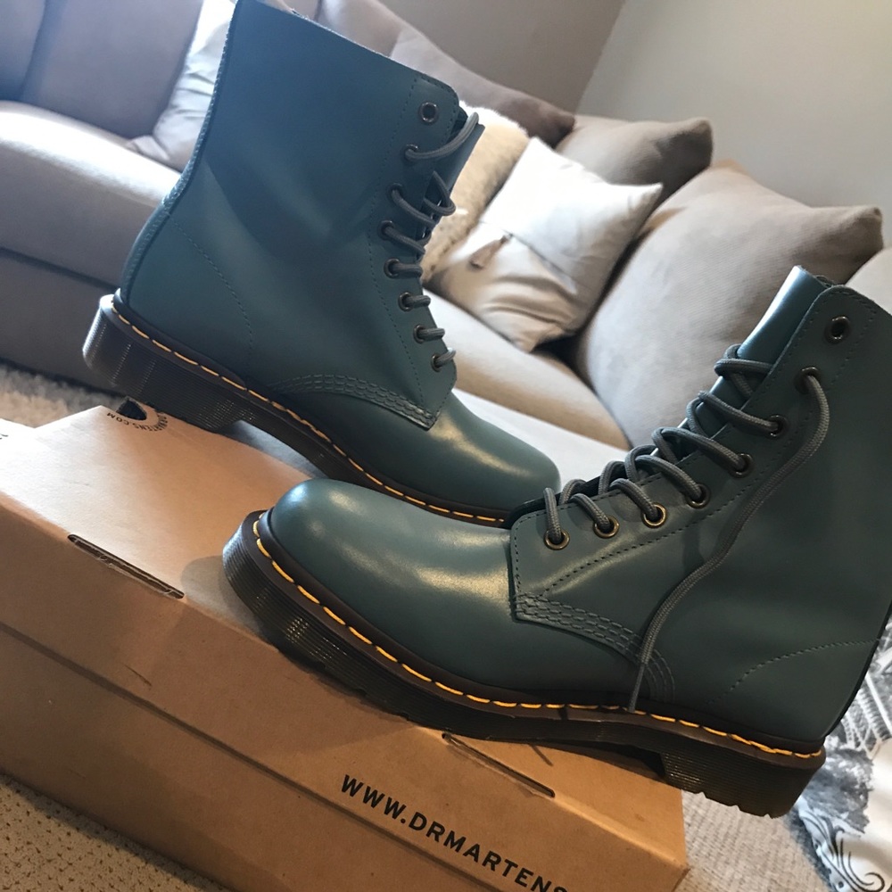 Dr. Martins Women’s  US SIZE 10 Pale Teal Virginia